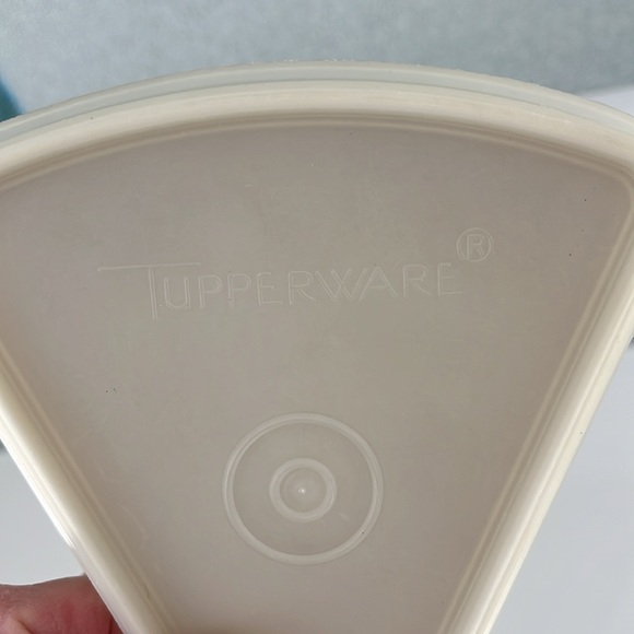 Tupperware Pie Slice Wedge Vintage Container Almond 269-11 - Picture 2 of 8